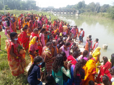 कोरोना संक्रमण जोखिमलाई बेवास्ता गर्दै रौतहटमा कलशयात्रा