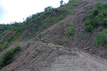 सिन्धुलीको अक्करे भीरमा पहिरो खस्दा यात्रुलाई सास्ती 