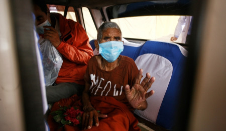 ९२ वर्षीया वृद्धाले जितिन् कोरोना (तस्वीरहरू)