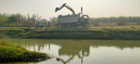 खोला किनारमा जथाभावी उत्खनन