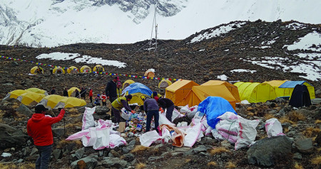 सगरमाथामा हालसम्मकै ठूलो जमघट, सफा राख्न चुनौती