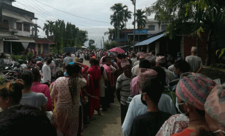 महामारीबीच किसानलाई मल अभावको पिरलो, जोखिम मोल्दै लाम लागे पनि पाउँदैनन्