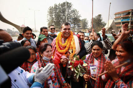 सेफ सन्तोष साहलाई विमानस्थलमा स्वागत (तस्वीरहरू)