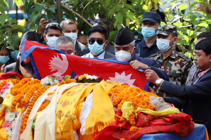 प्रधानमन्त्रीले ओढाए सत्यमोहन जोशीको पार्थिव शरीरमा राष्ट्रिय झण्डा