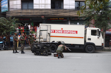 सिनामंगलमा शङ्कास्पद वस्तु निष्क्रिय पार्दै सेना (तस्वीरहरू)