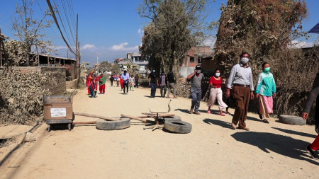 सडक कालोपत्रे नभएको भन्दै सुनाकोठीमा स्थानीयको प्रदर्शन