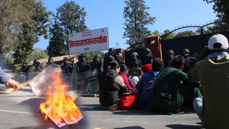 गृहमन्त्रीको राजीनामा माग्दै सुर्खेतमा प्रदर्शन