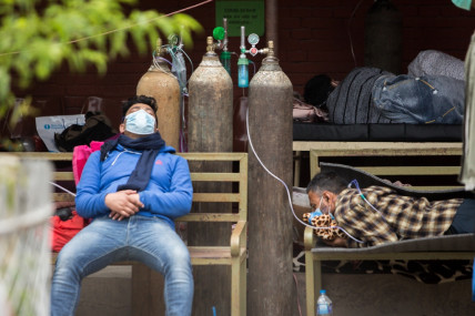 काठमाडौंमै दुर्दशा, कोरोना संक्रमितको बरन्डामा उपचार (तस्वीरहरू)