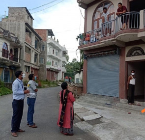 होम आाइसोलेसनमा बसेका कोरोना संक्रमितलाई घर-घर पुगेर हौसला दिँदै इटहरीकी उपमेयर