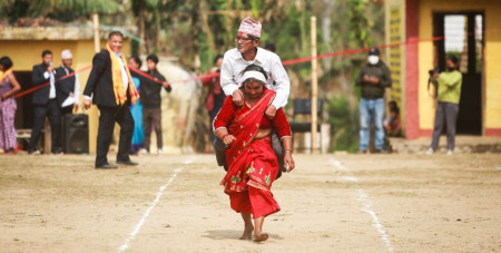 महिला दिवसमा श्रीमान्‌ बोकेर दौडिए महिलाहरू (तस्वीरहरू)