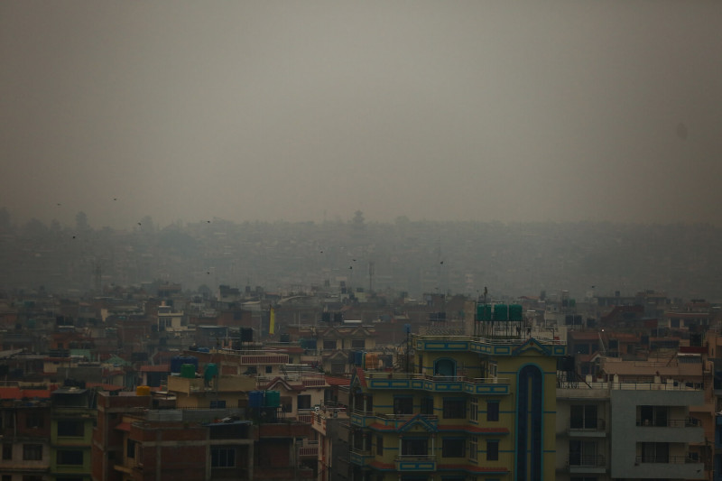 चितवन र पर्साको आगलागीले काठमाडौंको आकाशमा धुवाँ