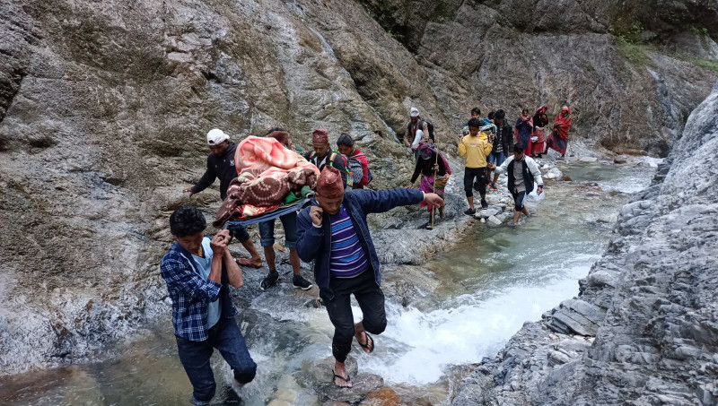 स्वास्थ्य संस्थाका भवन हेर्दै, बुटी चपाउँदै