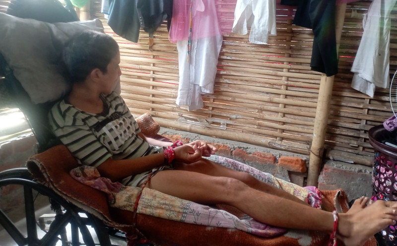 उपचार गर्न नसक्दा ह्वीलचेयरमै बाँधेर राखेका छन् २८ वर्षीया छोरी