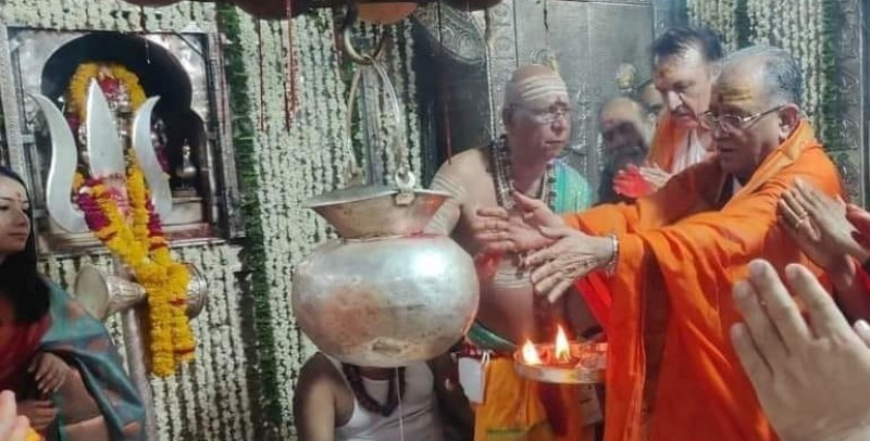 प्रधानमन्त्री दाहालले गेरुवा वस्त्र लगाएर गरे महाकालेश्वरको पूजा 