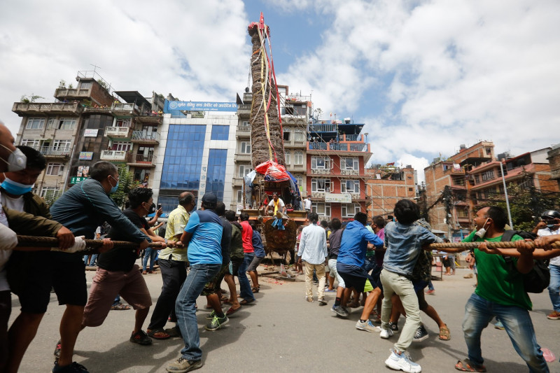 निषेधाज्ञाकै बीच रातो मत्स्येन्द्रनाथको रथ यात्रा शुरु (तस्वीरहरु)