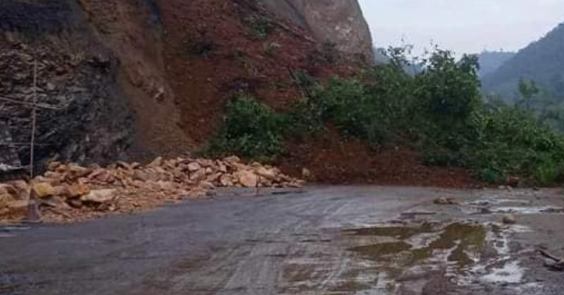 पहिरोले कर्णाली राजमार्ग अवरुद्ध