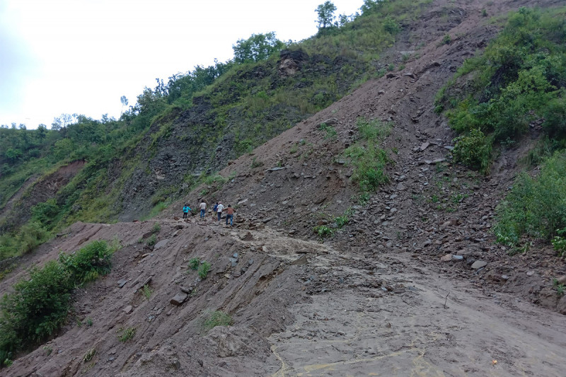 सिन्धुलीको अक्करे भीरमा पहिरो खस्दा यात्रुलाई सास्ती