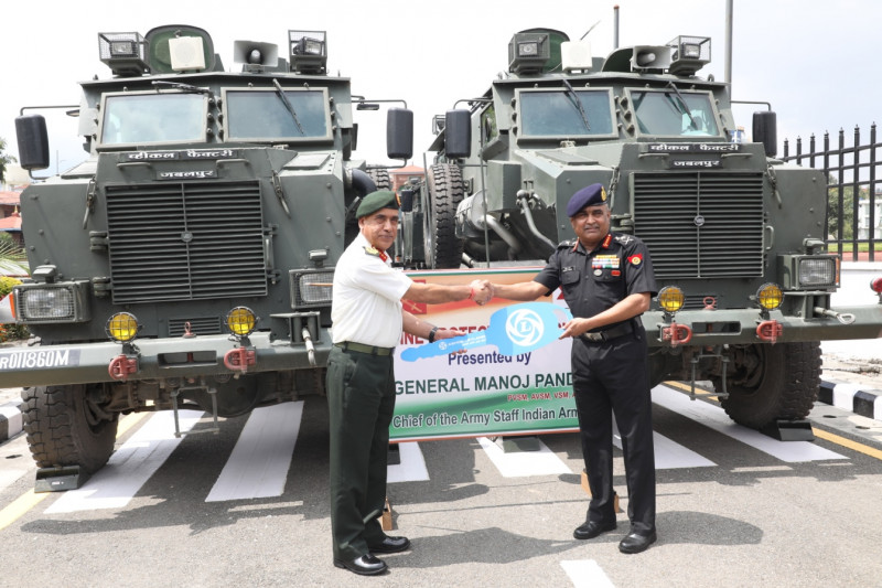 भारतीय सेनाध्यक्षद्वारा नेपाली सेनालाई सैनिक सामग्री हस्तान्तरण