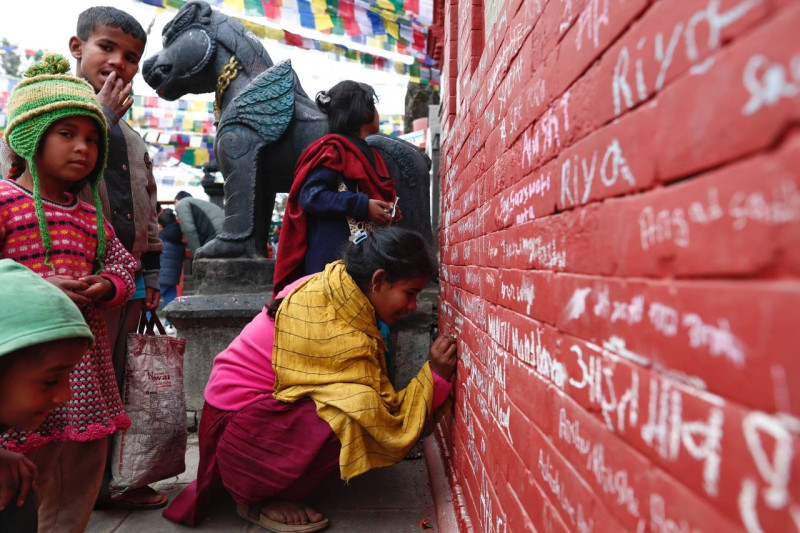 स्वयम्भूमा सरस्वती पर्खिरहेका आँखाहरू