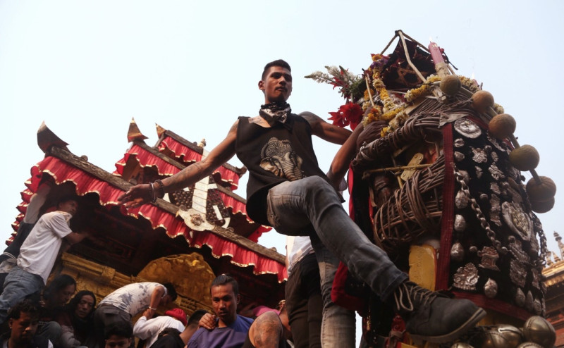 नौ दिने बिस्काः जात्रा शुरू (तस्वीरहरू)