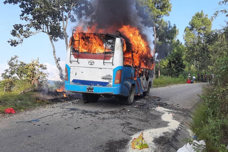 खोटाङमा गुडिरहेको बसमा आगलागी