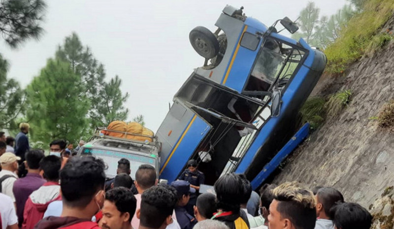 दशैंका लागि काठमाडौंबाट घर फर्केका यात्रु चढेका दुई बस दुर्घटना, १२ जनाको मृत्यु