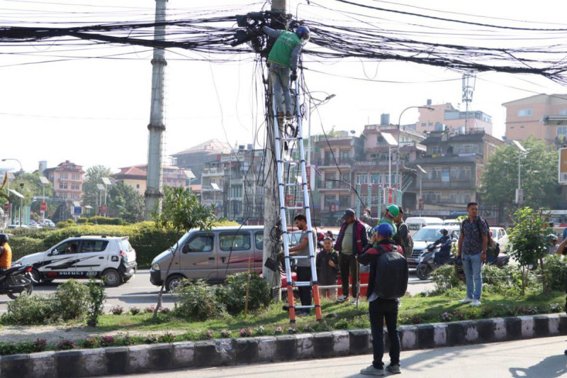 काठमाडौंको अव्यवस्थित तार हटाउन शुरू
