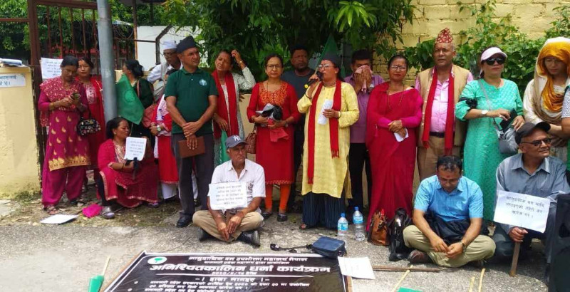 वन पैदावार शुल्क हटाउन माग गर्दै उपभोक्ता धर्नामा