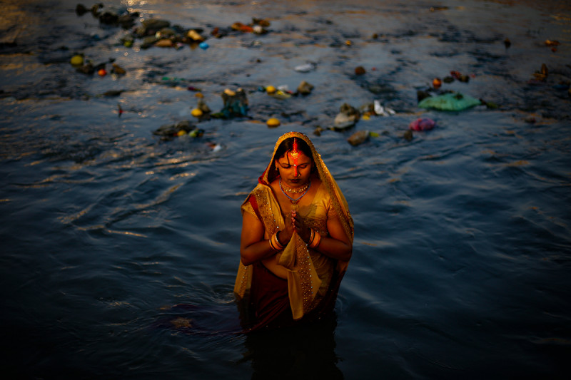 अस्ताउँदो सूर्यलाई अर्घ्य (तस्वीरहरू)