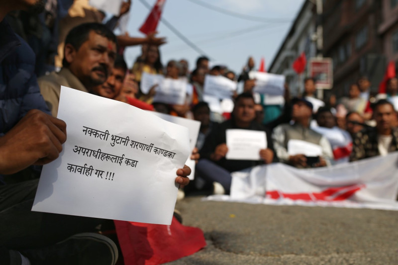 भ्रष्टाचारीलाई कारबाहीको माग गर्दै प्रदर्शन (तस्वीरहरू)