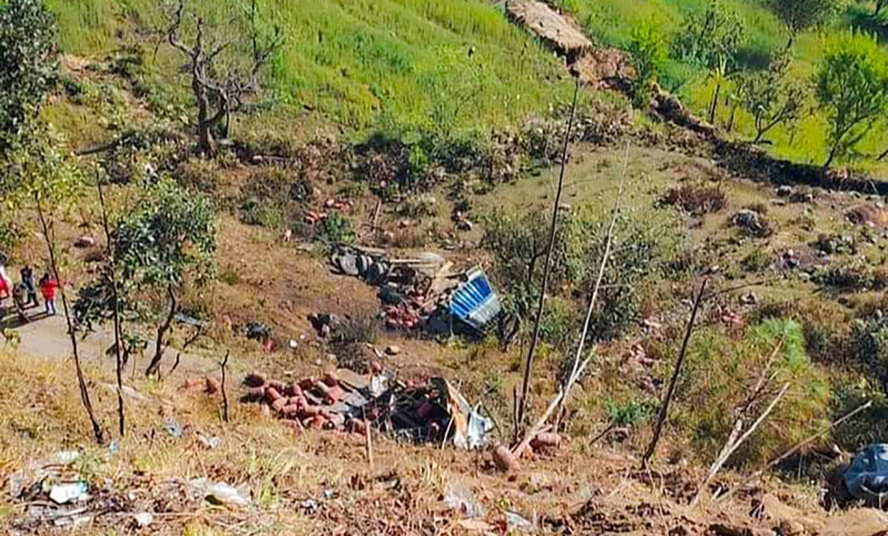 ग्यास सिलिन्डर बोकेको ट्रक दुर्घटना हुँदा तीन जनाको मृत्यु