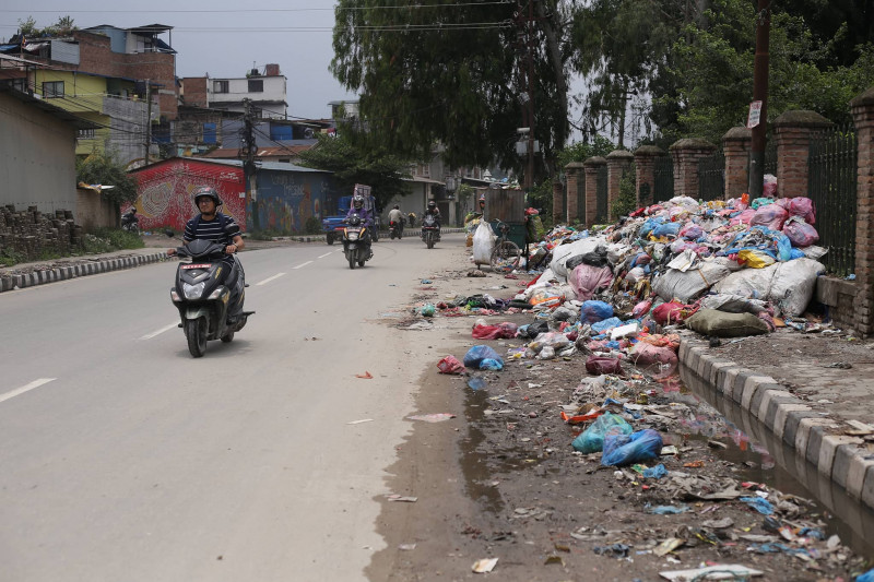 काठमाडौंका सडकमा फेरि थुप्रिन थाल्यो फोहोर