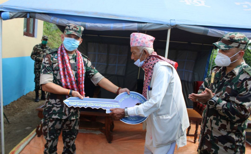 सेनाले समुदायलाई हस्तान्तरण गर्यो विभिन्न आयोजना