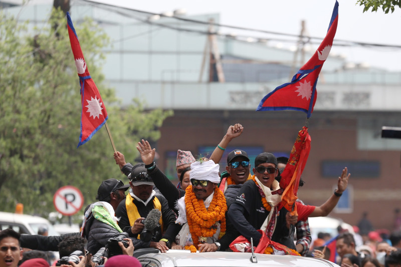 कृत्रिम खुट्टाको भरमा सगरमाथाको चुचुरो चुमेका बुढामगरलाई विमानस्थलमा स्वागत