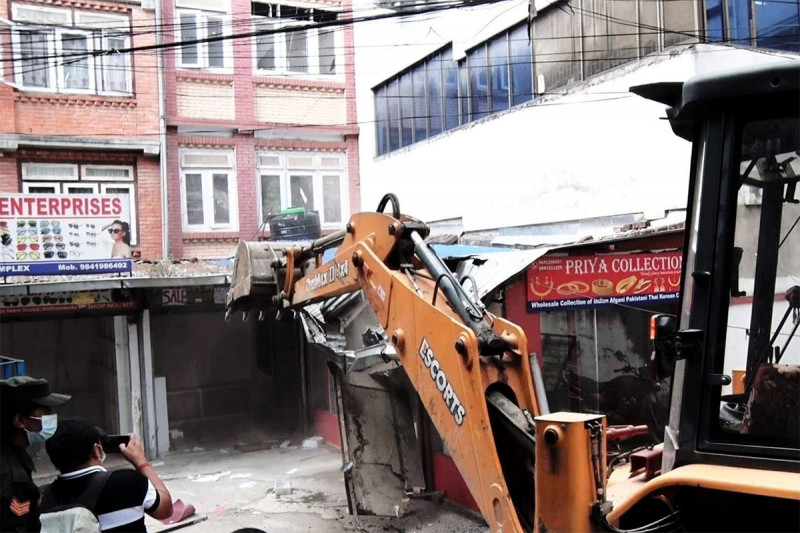 काठमाडौं महानगरले अवैध संरचना निरन्तर भत्काउने