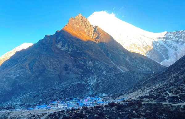 पर्वतहरूको बीचमा उभिंदा...