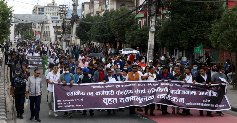 शिक्षकपछि स्थानीय तहका कर्मचारी सडकमा (तस्वीरहरू)