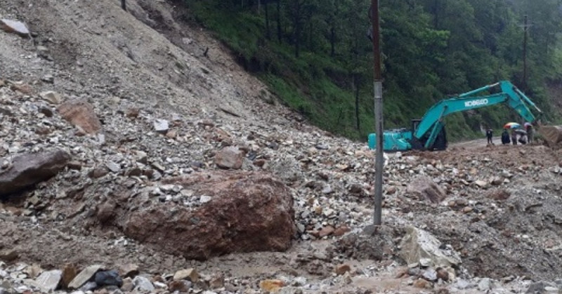 बाढीले मध्यपहाडी लोकमार्ग अवरुद्ध