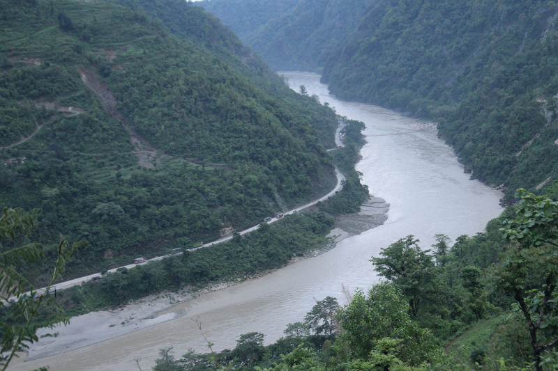 ३५ मिटर अग्लो चट्टान काट्न नारायणगढ-मुग्लिन सडक दैनिक चार घण्टा बन्द गरिंदै