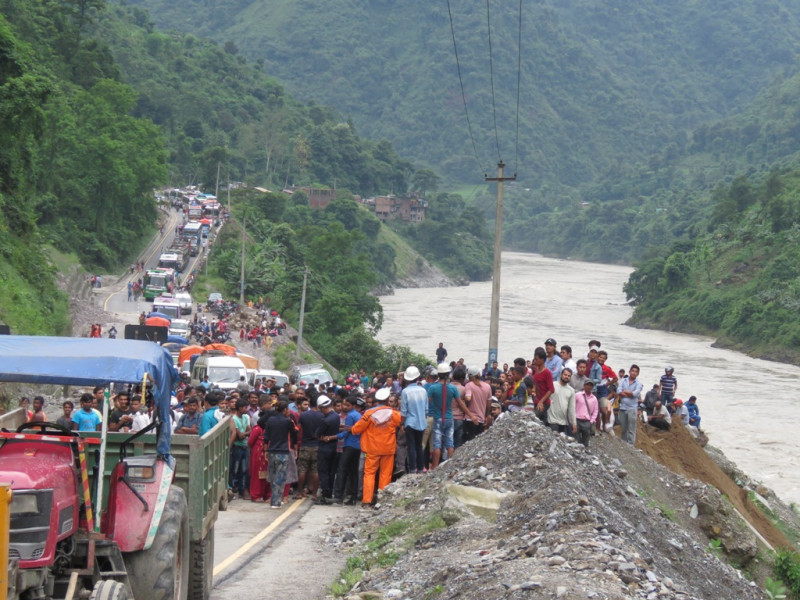 त्रिशूलीमा खस्यो इँटा बोकेको ट्रक