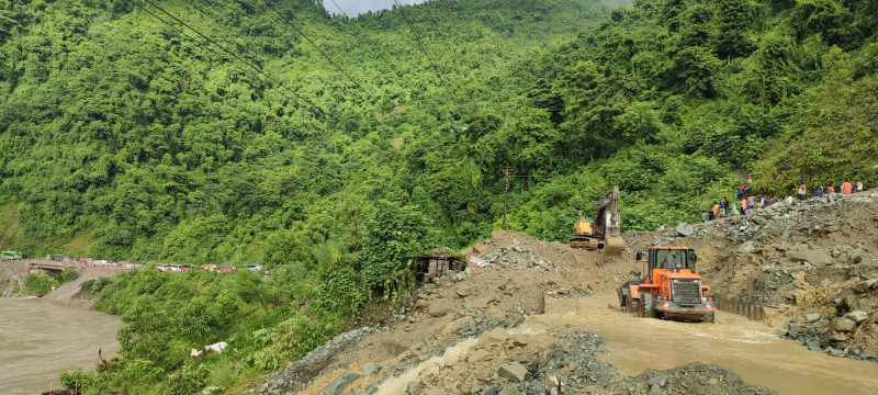 नारायणगढ-मुग्लिन सडकखण्ड पहिरोले अवरुद्ध