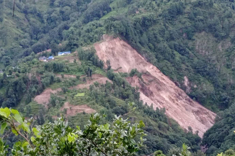 पहिरोले खोटाङमा १८ घर जोखिममा