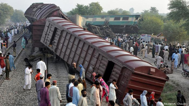 पाकिस्तानमा दुईवटा रेल जुध्दा ३० जनाको मृत्यु