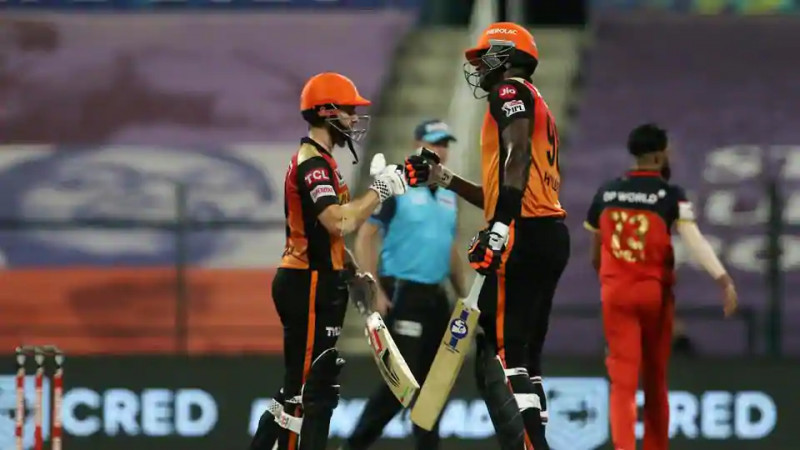 आईपीएलमा बैङ्लोरविरुद्ध हैदराबादको जित, फाइनल प्रवेशका लागि दिल्लीसँग खेल्ने